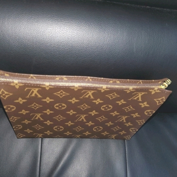 Authentic New Louis Vuitton Toiletry 26/ Purse - Picture 3 of 15